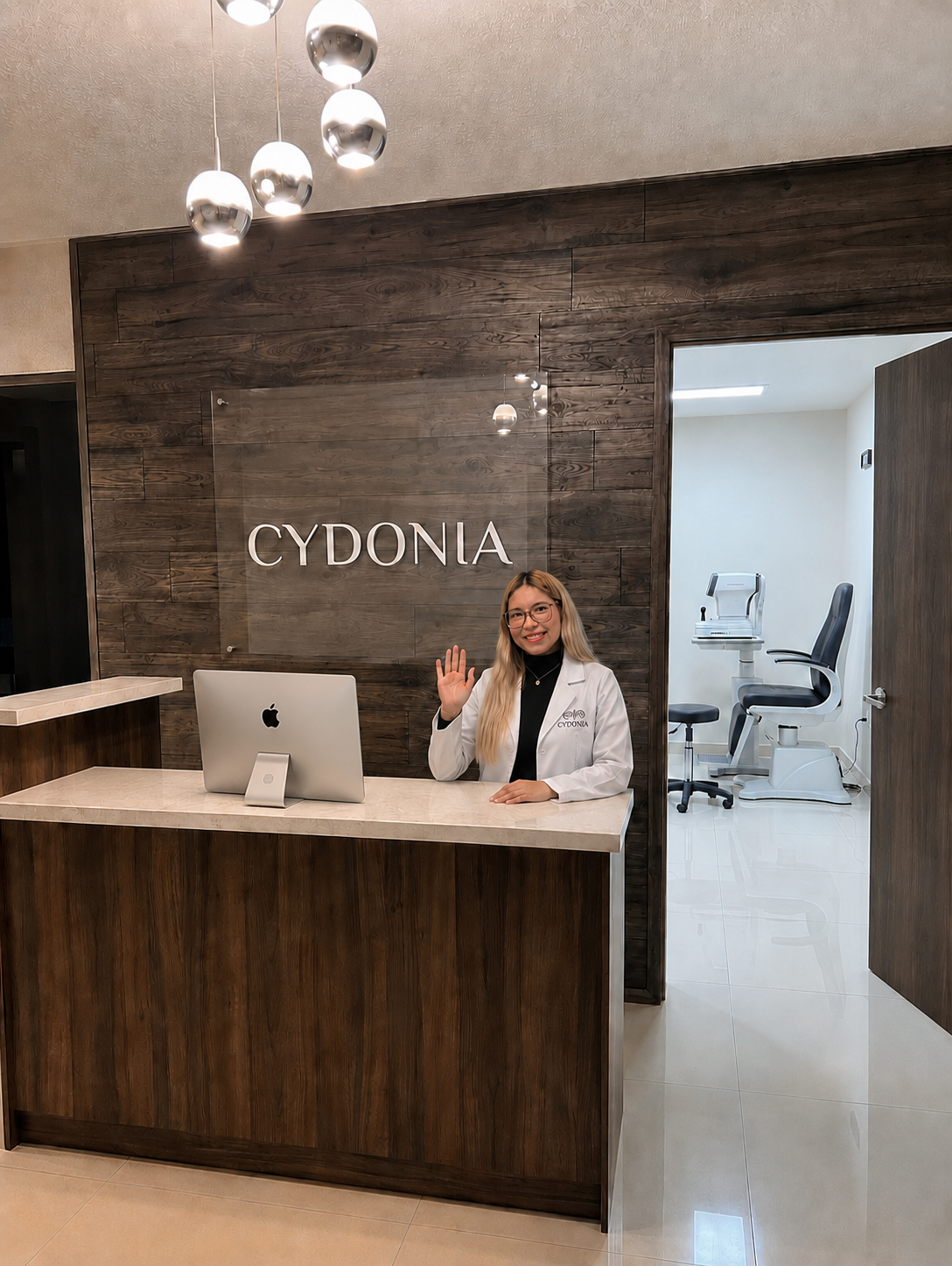 Recepción de Cydonia con especialista y consultorio al fondo